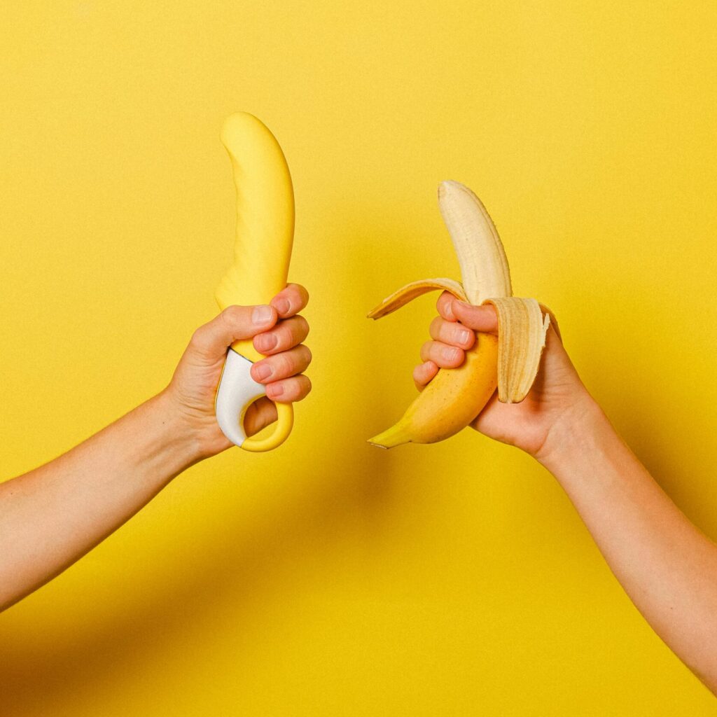 wibrator i banan w dłoniach